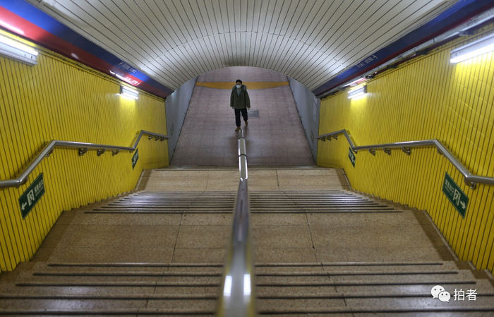 △ 2月29日，地铁一号线建国门站，一位乘客走向换乘通道。摄影/新京报记者薛珺