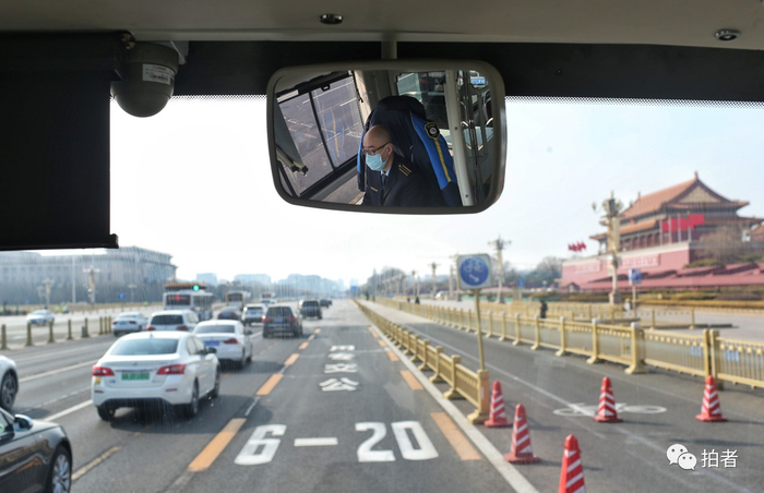 △ 2月26日，1路公交车，司机戴着口罩行驶在长安街上。摄影/新京报记者薛珺
