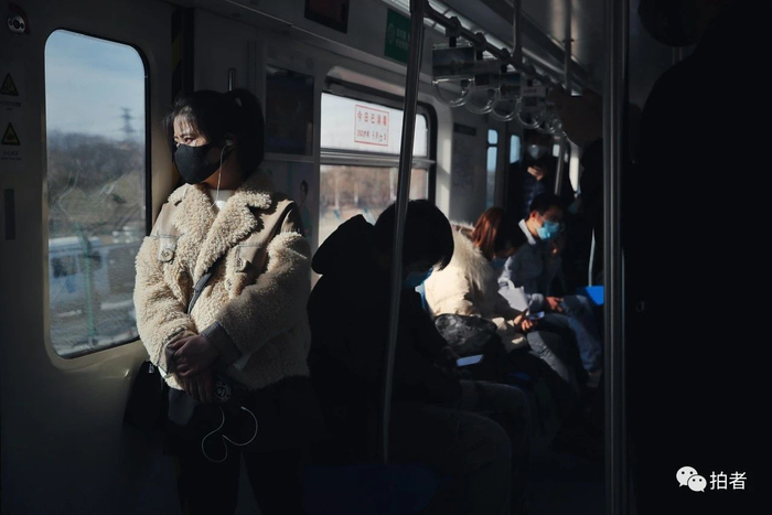 △ 3月12日，地铁八通线，上班的市民乘坐地铁出行。摄影/新京报记者侯少卿