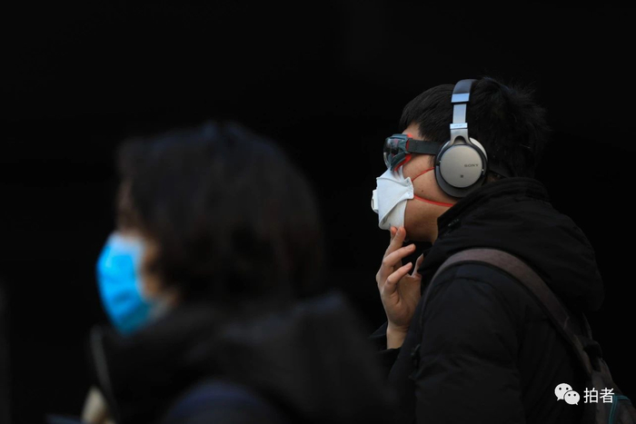 △ 2月28日，国贸，街头戴口罩的上班族。摄影/新京报记者浦峰