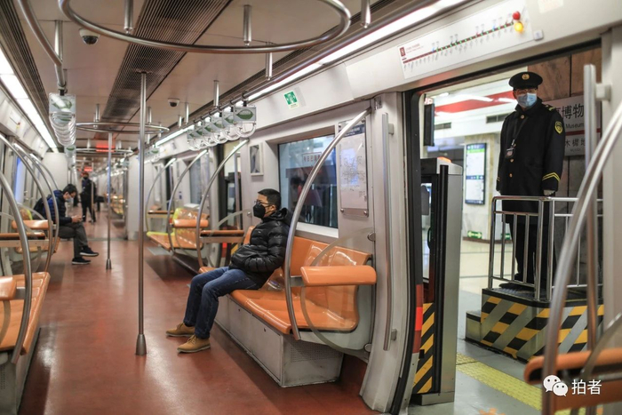 △ 2月9日，地铁一号线，车厢内的乘客。摄影/新京报记者浦峰