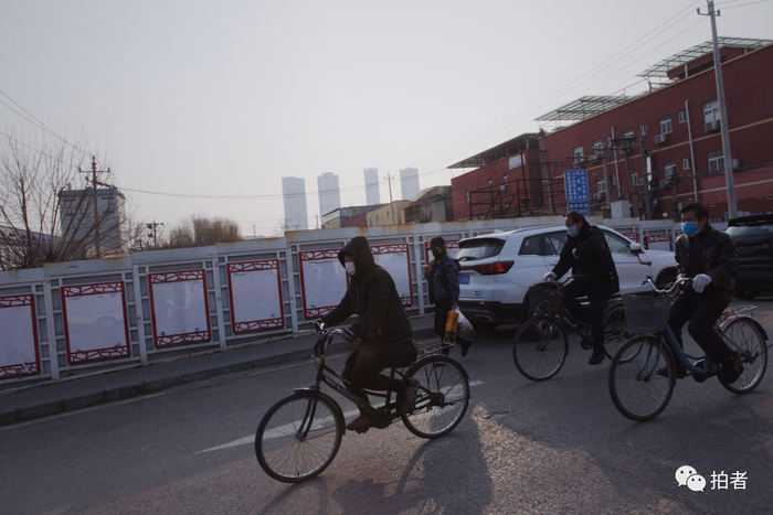 △ 2月25日，朝阳区崔各庄乡朱辛店村，市民骑行。摄影/新京报记者郑新洽