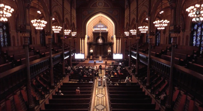 会堂内部在祷告开始前的景象，到场参加仪式的人并不多。