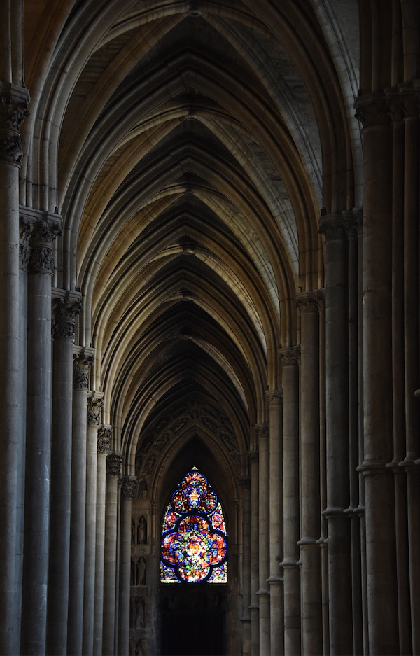 图7 兰斯主教堂侧廊玫瑰花窗，1211起建，法国，摄影 © MN