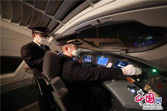 每天凌晨，动车组司机要驾驶动检确认车检查线路及设备状态。苏志刚摄