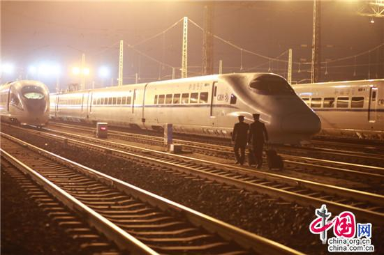 每天凌晨，动车组司机要驾驶动检确认车检查线路及设备状态。苏志刚摄