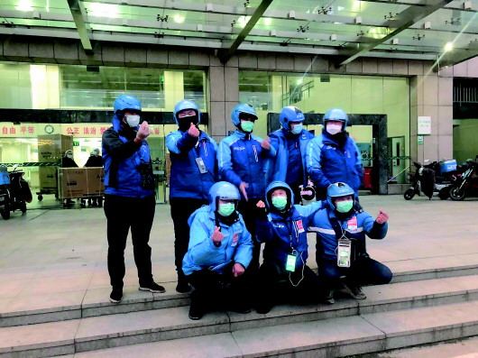 元宵节送完餐的骑手们在医院门口合影。 图片由受访者提供