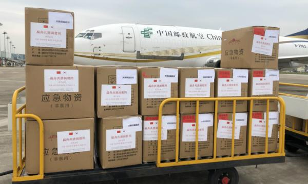  浙江向韩国政府捐赠物资贴着“扁舟共济与君同”的标识。