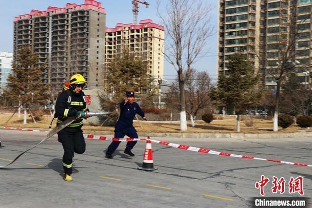 甘肃消防员“飞檐走壁”展绝技 赛场争夺“武状元”