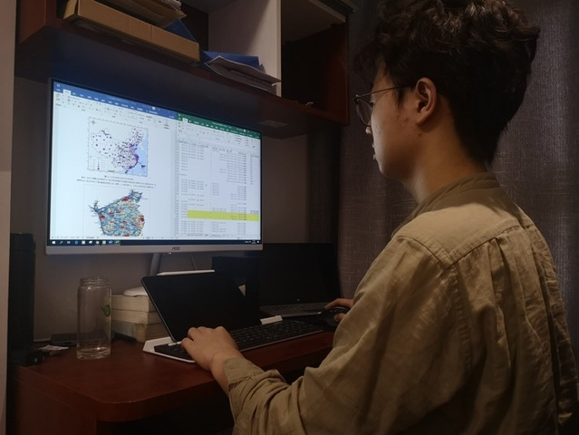 　　清华大学陈春宇将疫情信息以可视化方式呈现。陈春宇供图