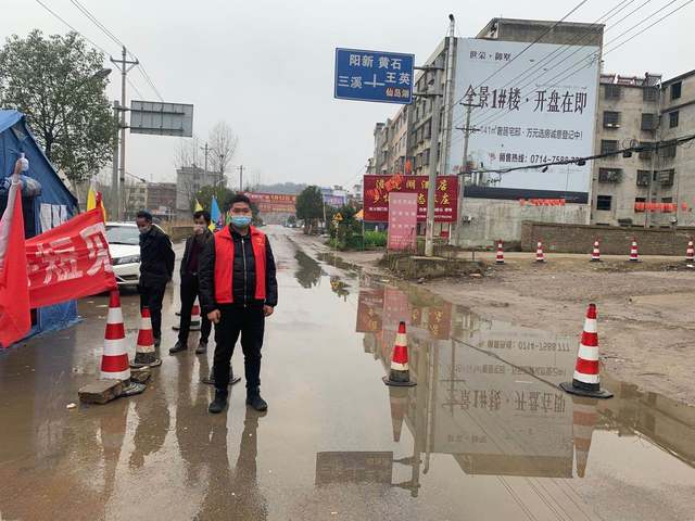 　　刘鹏程在守卡值守。刘鹏程供图