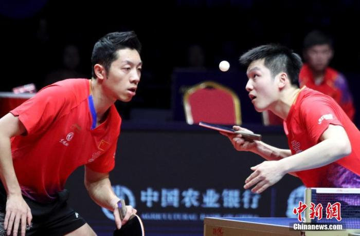 资料图：樊振东、许昕在比赛中。中新社记者 王中举 摄
