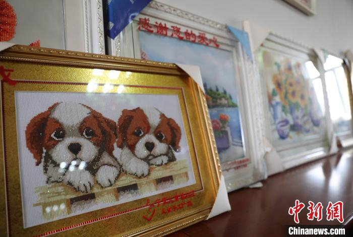     宁夏儿童福利院家庭寄养服务中心内，摆放着孩子们制作的十字绣。　杨迪　摄