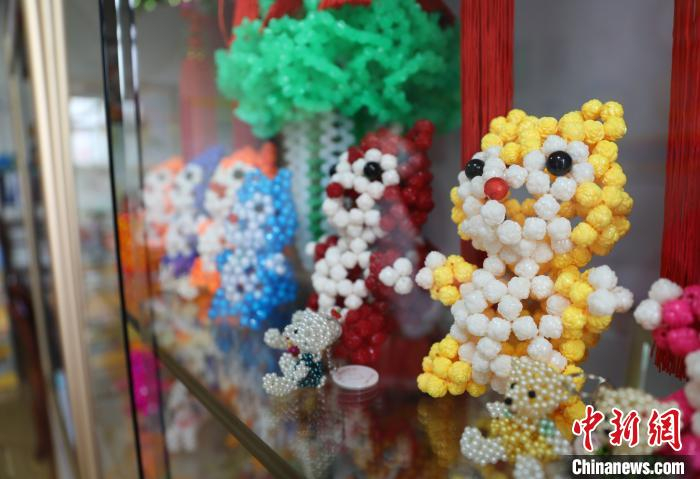 宁夏儿童福利院家庭寄养服务中心内，摆放着孩子们制作的手工艺品。　杨迪 摄