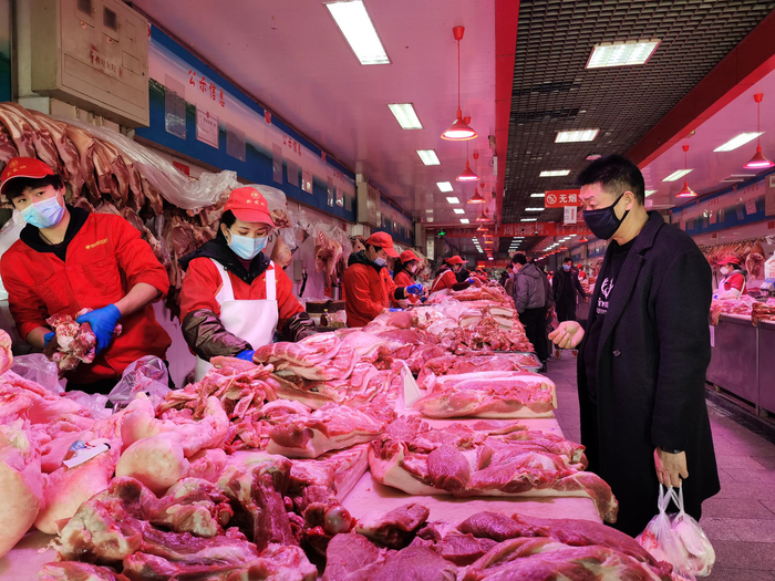 目前餐饮企业对猪肉的需求较少，猪肉批发大厅内以居民购买为主。摄影/新京报记者 陈琳