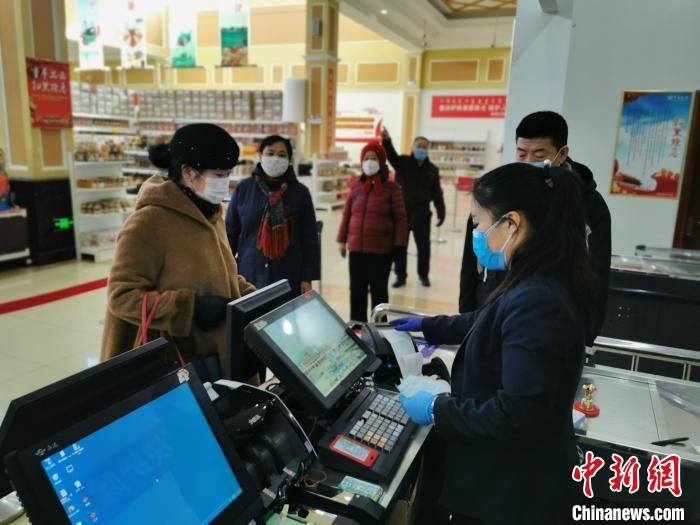 图为边民交易现场。　朱兴志 摄