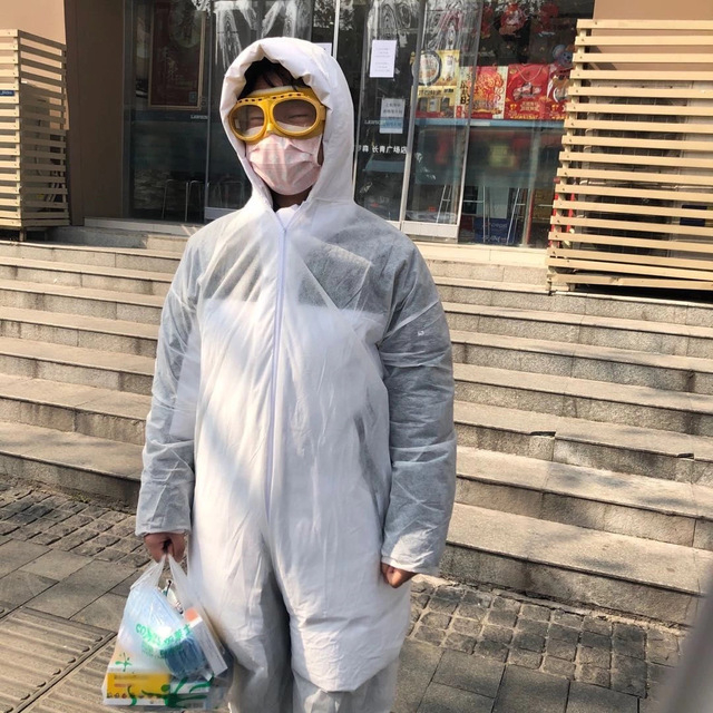 　　武汉伢黄新元“全副武装”送药。黄新元供图