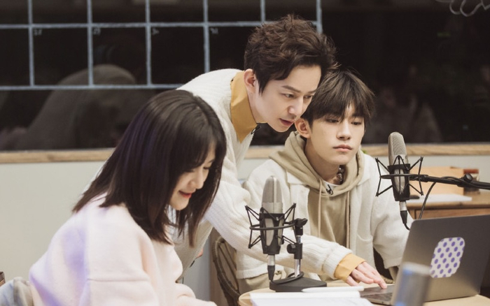 何炅、谢娜、易烊千玺做广播。图片来自网络