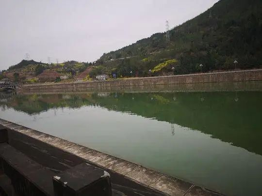 　事发河边。