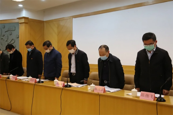  3月13日，福建省泉州市鲤城区召开区委常委会扩大会议，此次会议全体与会人员为泉州市欣佳酒店“3·7”坍塌事故遇难者默哀。