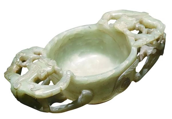 (明) 青玉透雕双螭耳杯 河南博物院藏