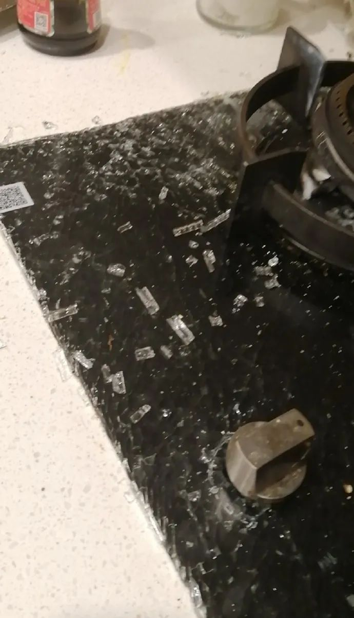 ▲燃气灶玻璃面板发生爆裂