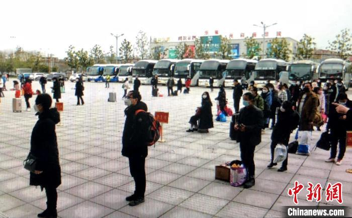 老河口市“点对点”运送返乡人员 王子晗 摄