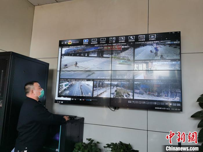樊城区人民广场警务平台道路实时监控画面 胡传林 摄