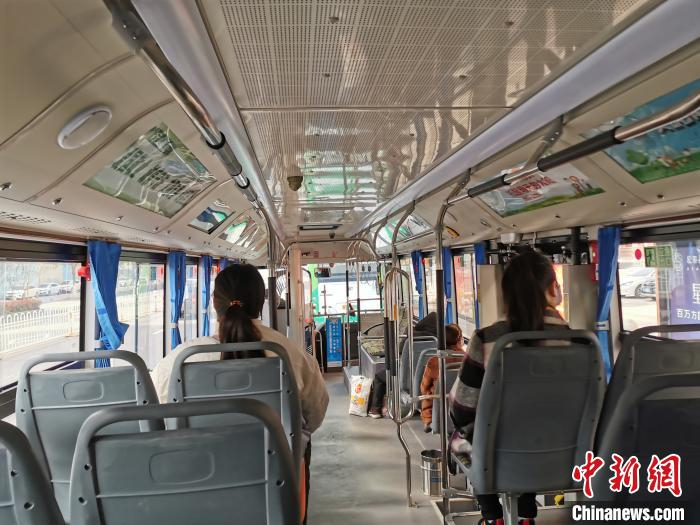过了早高峰，公交车上乘客稀少 胡传林 摄