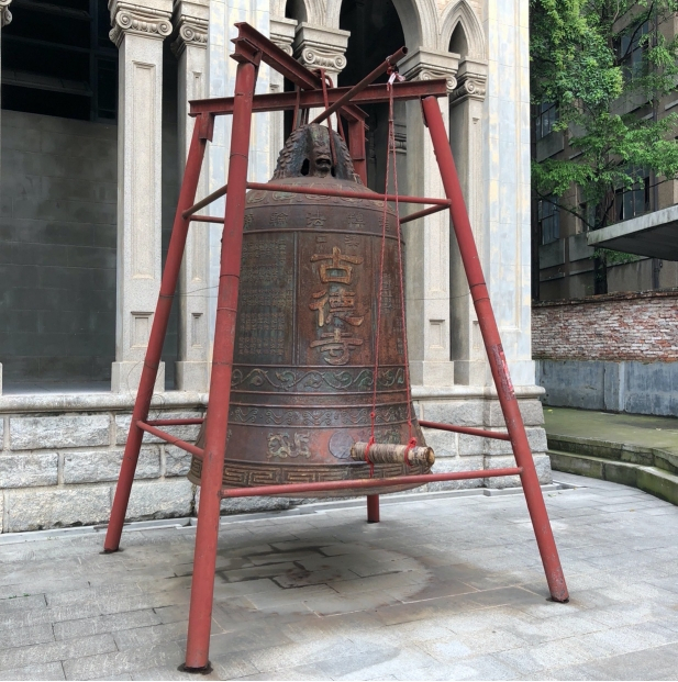 圆通宝殿前，静谧的古钟。