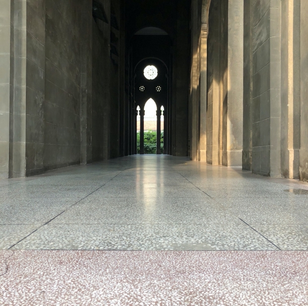 圆通宝殿外，回形布廊和方柱。