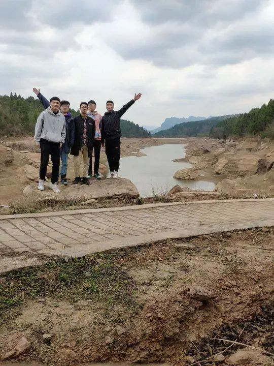 图为五同学合影，左二罗东来，左四何鑫。