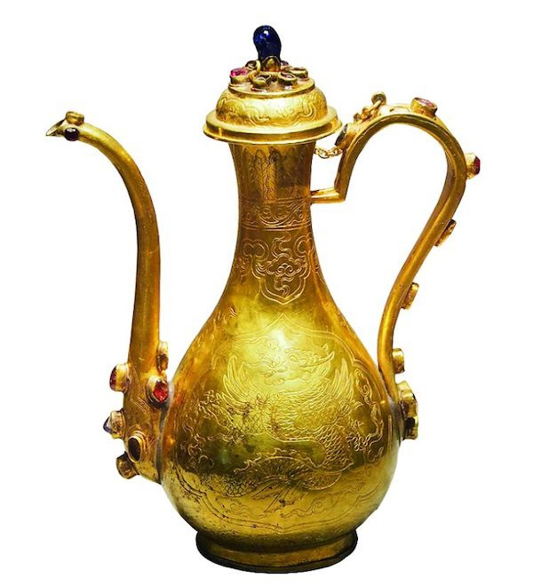 金镶宝飞鱼纹执壶 北京永定门外南苑明万通墓出土 首都博物馆藏