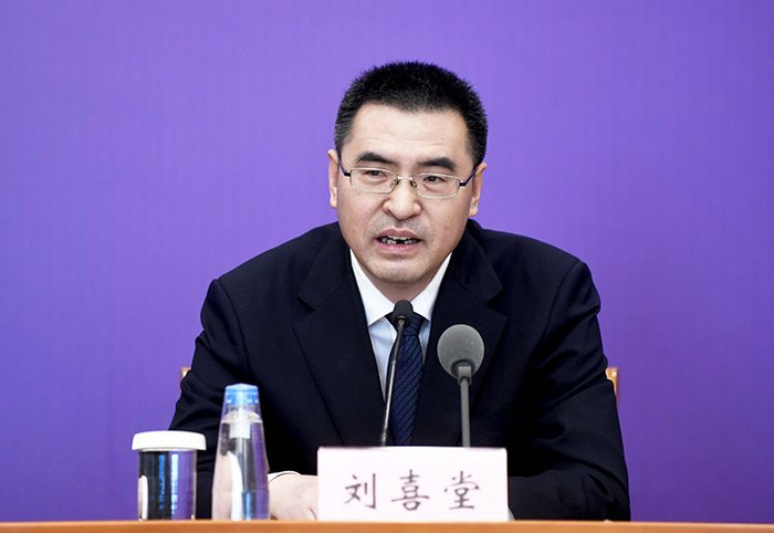  民政部社会救助司司长刘喜堂回答记者提问。