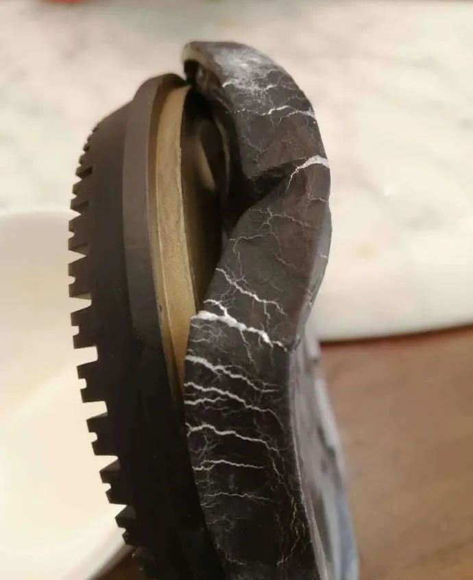 ▲燃气灶分火器变形严重