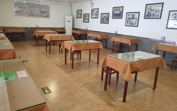 老字号护国寺小吃就餐区，一桌配一椅，拉开就餐距离。受访者供图