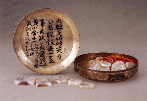 何家村窖藏 盛大粒光明砂与“白玛瑙铰具”璞玉之素面银药盒