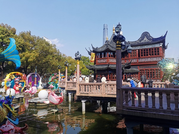 图说：市民在九曲桥上观景拍照 采访对象供图(下同)