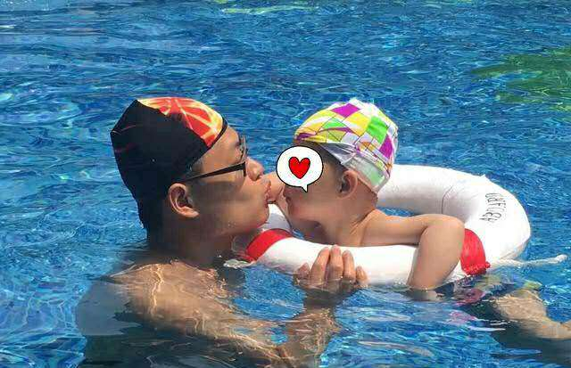 王烁与孩子。 图片来源 扬子晚报