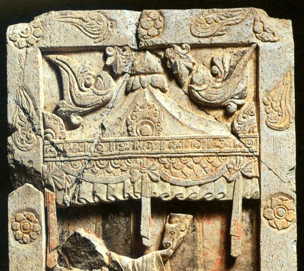 法国吉美博物馆所藏石棺床背屏第六石上部之金鸡帐局部