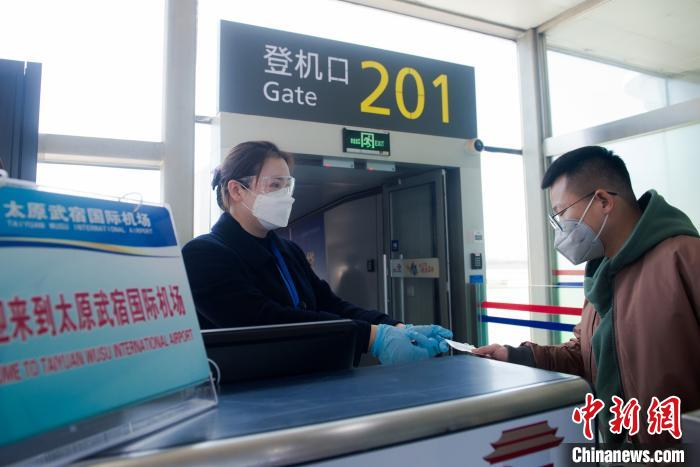 抵达新疆后他们将立即投入到援疆教育事业中去。　仙博 摄