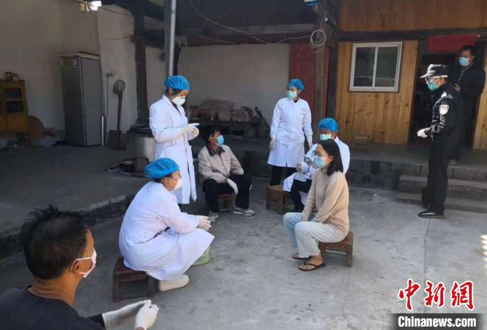图为龚喊伦到密切接触者家中进行新冠肺炎流行病学调查。陇川县融媒体中心