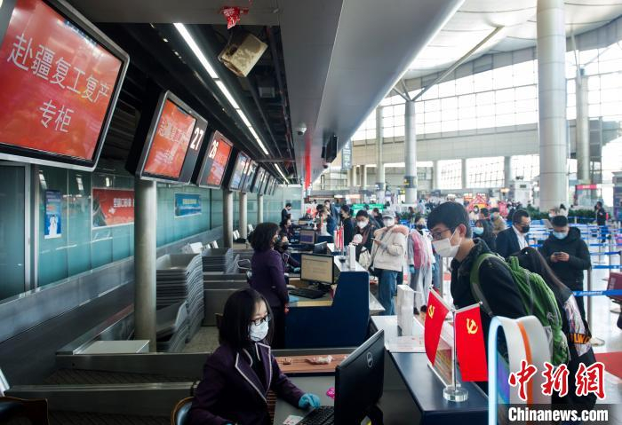     开设3个专柜并修改值机屏显为“赴疆复工复产专柜”。　仙博　摄