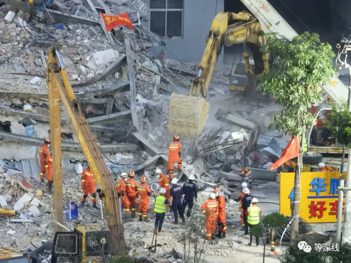建筑本身的钢架结构，是本次救援中的第二大障碍，只能人工用气焊一一切割，然后用抓机装入运渣车运走。《等深线》记者 程维&nbsp;摄影