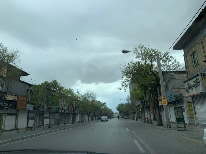 设拉子光明之王墓附近的商业街，原本门庭若市，现在空无一人。采访对象供图。