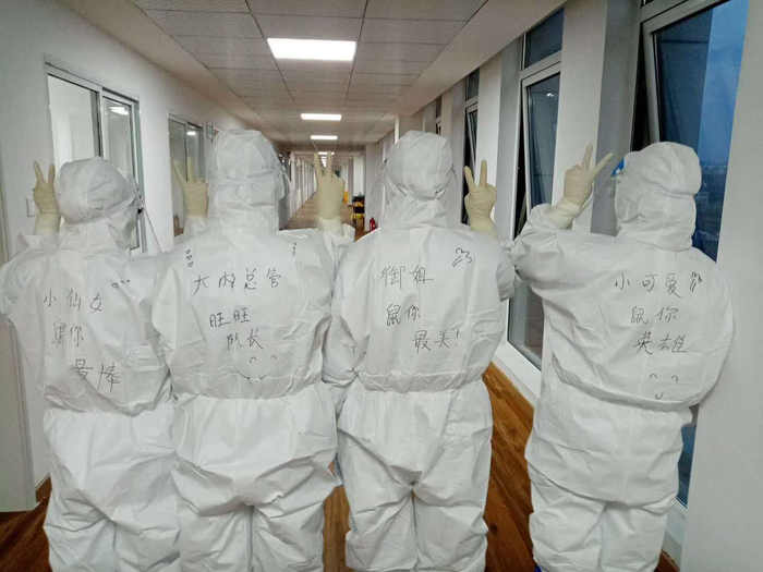 隔壁病房里的护士们。