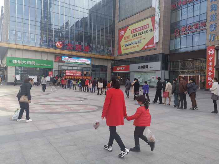  3月11日“解封”第一天，一家超市外排起了长队。 澎湃新闻记者 朱莹&nbsp; 图