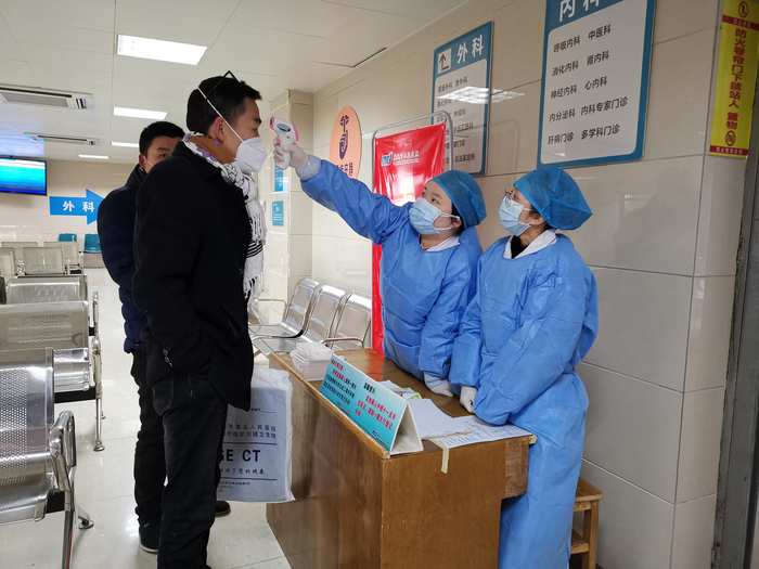 护士为病人测量体温。