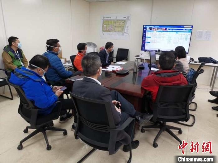     在雷神山医院进行的远程会诊。董家鸿院士团队供图