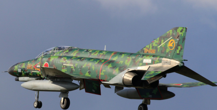 日本使用林地数码迷彩的F-4战斗机